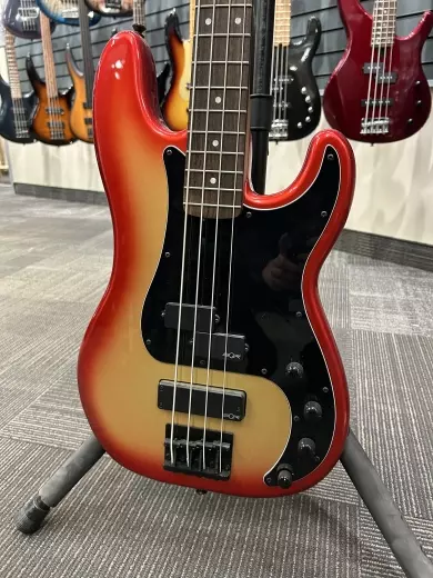 Squier - CONT ACT P BASS PH LRL BPG SSM